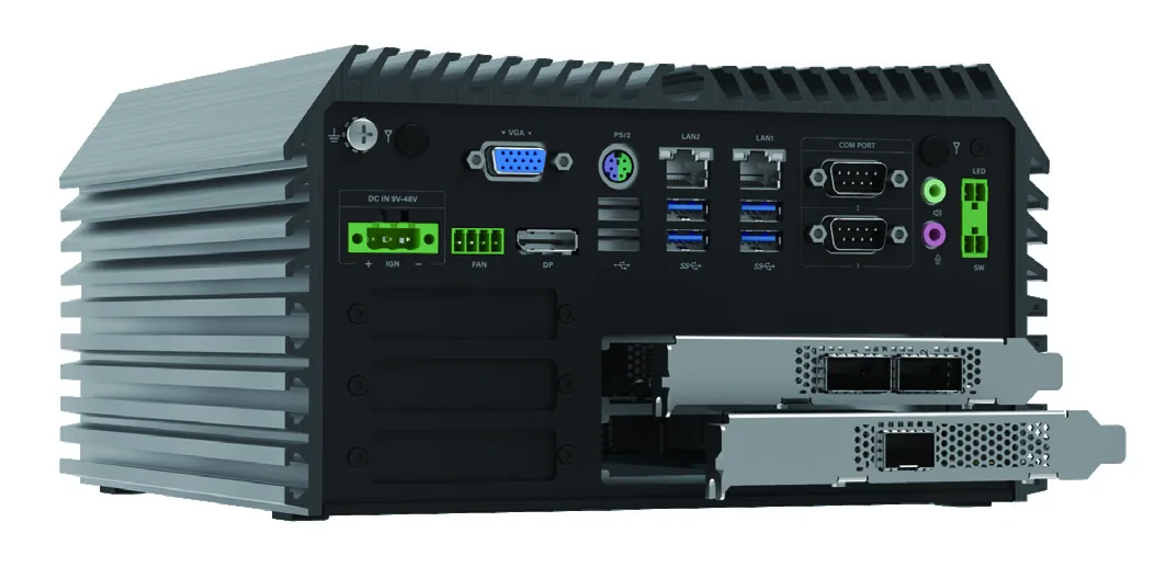 Máy tính công nghiệp không quạt Cincoze dòng DS với một card mở rộng PCIe đang được lắp vào khe bên hông