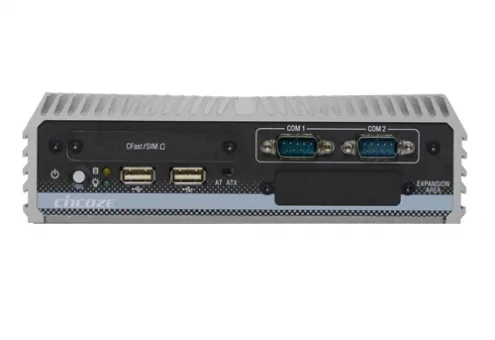 Máy tính công nghiệp Cincoze DC-1100 mặt trước với hai cổng COM, hai USB, khe CFast và SIM, vùng mở rộng
