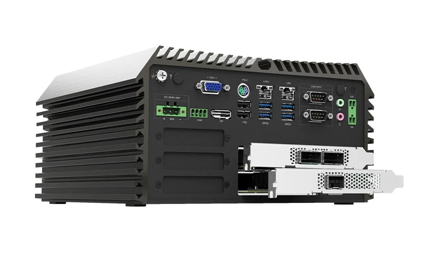 Máy tính công nghiệp Cincoze DS-1402 vỏ đen với một card PCIe cắm bên trong khe mở rộng phía sau