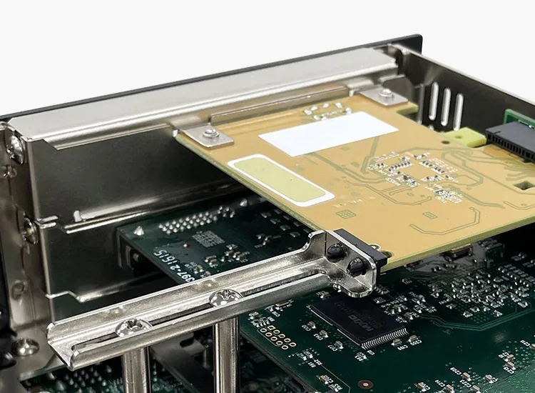 Cận cảnh thanh giữ card PCIe điều chỉnh được bên trong máy tính Cincoze dòng DS