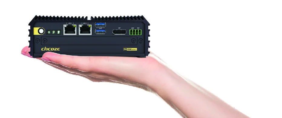 Máy tính công nghiệp Cincoze DA-1200 cỡ lòng bàn tay, mặt trước có hai cổng LAN 2,5 Gbps và cổng DisplayPort