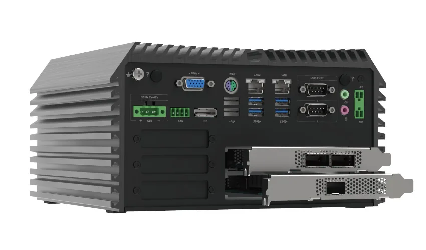 Máy tính công nghiệp Cincoze DS-1302 nhìn nghiêng, hai card mở rộng cắm ở khoang phía dưới, mặt cổng có VGA, DisplayPort, LAN, COM và USB